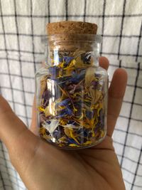 Essbare getrocknete Bl&uuml;tenbl&auml;tter im Glas, essbare Blumen, Food Styling