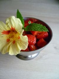 Kapuzinerkresse, essbare Blüte, Dessert Dekoration, Erdbeeren